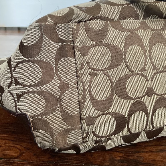 Signature Coach Print Shoulder Bag - Picture 10 of 16